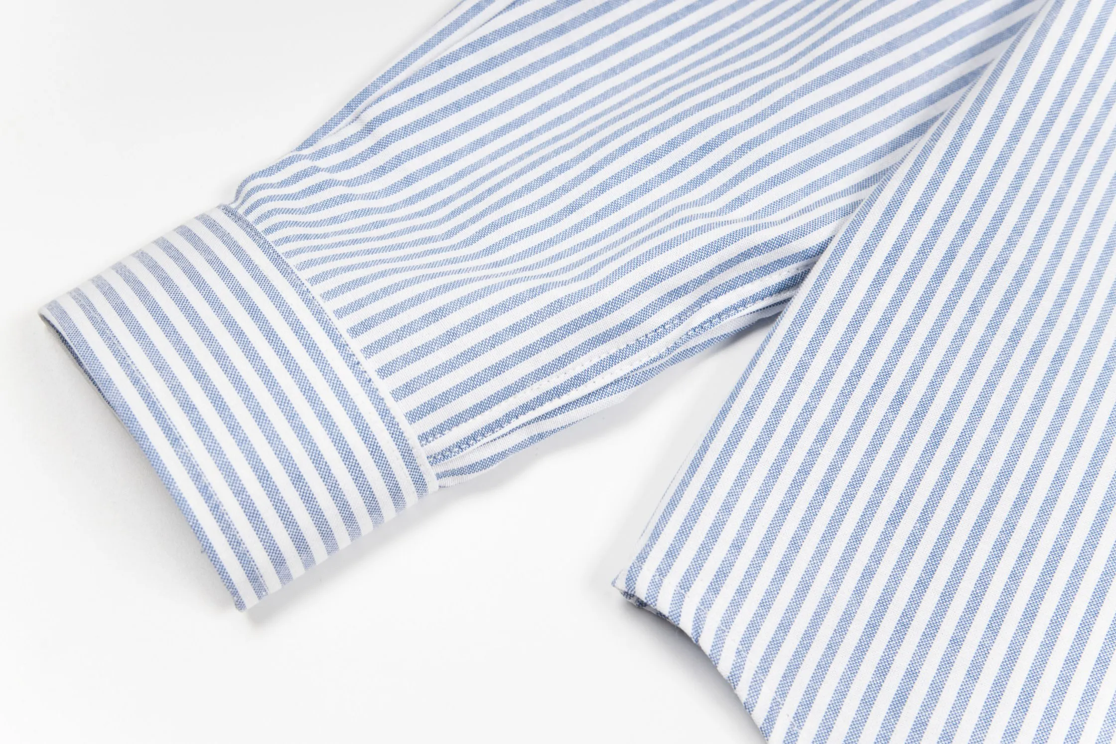 🅿️230 New: Style number: B114 Ralph Lauren/Ralph Lauren classic colorful small label striped casual shirt 1️⃣ Made of high-quality classic striped fabric, the upper body is soft and comfortable, extremely delicate, has a solid, smooth and soft feel. The fabric does not wrinkle, and the feel is invincible. The details are handled perfectly! 2️⃣Adopting the washing process, the workmanship details are perfectly controlled. They are all hemmed with vest technology, and the inside of the sleeves are also different. Different from the four-needle and five-thread workmanship, the collar is also designed with interlining, which shows high-end fashion and individuality. The style is fashionable, simple and elegant! 3️⃣It is very youthful and energetic, and can be easily worn by both men and women. It is very in line with the fashion aesthetic concepts of today's young people! Color: Striped Blue Sizes: S, M, L, XL